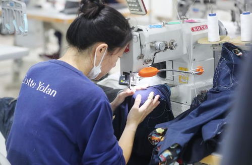 科技賦能打造智能工廠(chǎng),將 私人定制 服裝搬上現(xiàn)代流水線(xiàn)